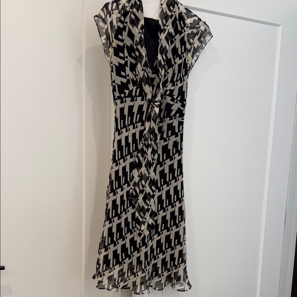Chic DVF Black and Cream Geometric Silk Dress